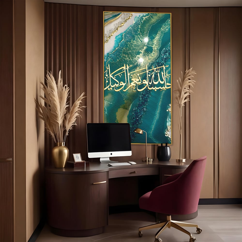 Tablou canvas cu tablou canvas cu scriere araba si rasina, in rama de aluminiu auriu, pe perete intr-un birou